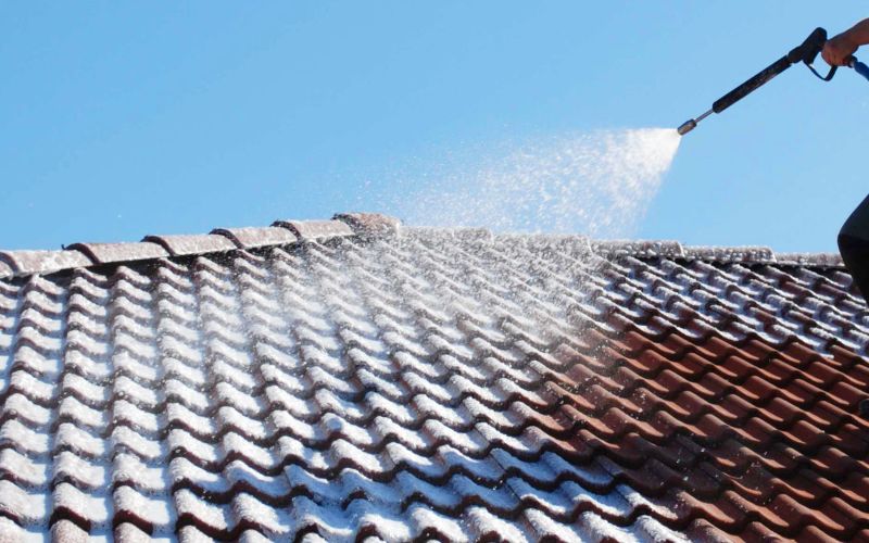 Démoussage et nettoyage de toiture à Mouroux (77120) en Seine-et-Marne et en Ile-de-France